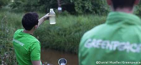 Braunkohleabbau: Greenpeace misst Rostschlamm im Spreewald