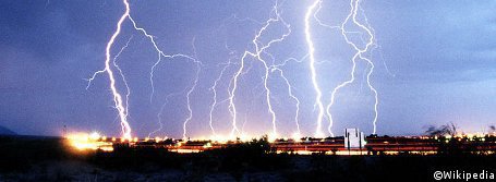 Bei Gewitter elektronische Geräte vom Stromnetz trennen