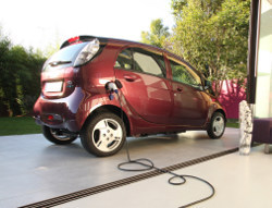 i-MIEV wird aufgeladen